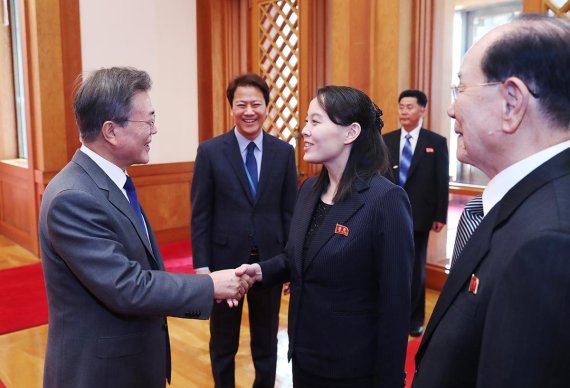 문재인 대통령이 지난 10일 청와대를 방문한 북한 김여정 특사를 만나 악수를 하고 있다. 연합뉴스