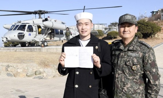 해군참모총장 지위헬기 앞에서 한정균 병장과 엄현성 총장이 기념촬영을 하고 있다. /사진=해군