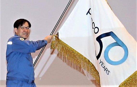 창립 50주년 맞아 권오준 포스코 회장이 연초 시무식에서 창립 50주년 공식 엠블럼 선포와 함께 깃발을 흔들고 있다.