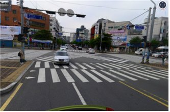 부산 중구 보수사거리에 설치된 대각선 횡단보도 모습.