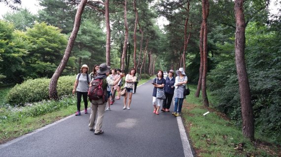 물향기수목원 숲해설 자원봉사자. 사진제공=경기북부청