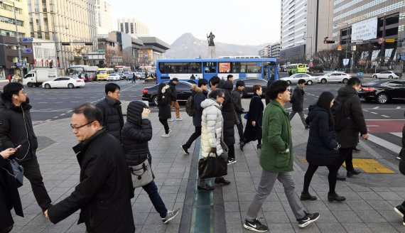 출근하는 시민들