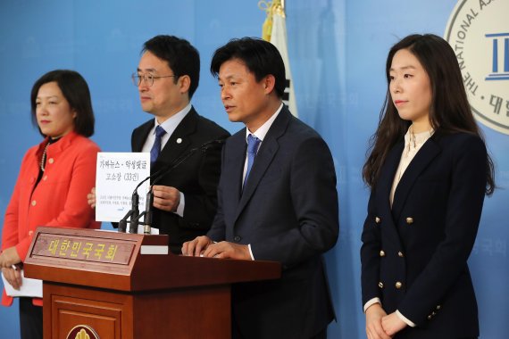 더불어민주당 조용익 가짜뉴스법률대책단장(오른쪽 두번째)이 12일 국회 정론관에서 가짜뉴스와 악성댓글에 대한 고소 기자회견을 하고 있다. 연합뉴스