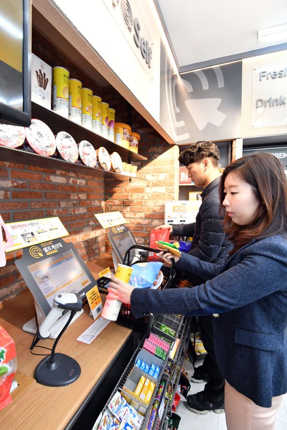 입장도 계산도 신용카드로만 가능한 편의점