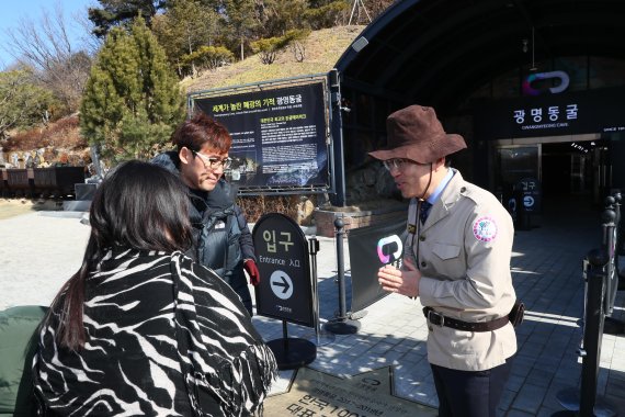 양기대 광명시장(오른쪽)이 지난 15일 광명동굴 ‘1일 검표원’으로 관광객을 맞이하고 있다.