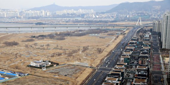 인천경제자유구역청은 송도국제도시 영리병원 건립 사업을 비영리병원 형태의 국내외 대학병원간 합작형태의 연구중심 병원으로 추진한다. 사진 왼쪽 공터가 영리병원 부지.