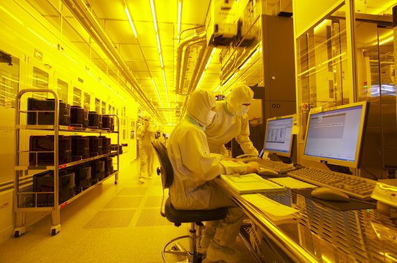 삼성전자의 반도체 기술 연구원들이 수원 공장에서 연구개발에 몰두하고 있다.
