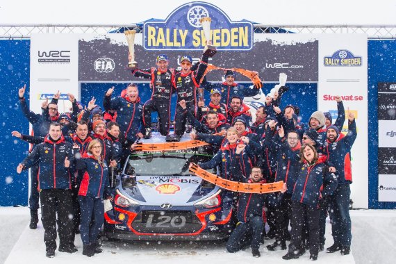 '2018 WRC 스웨덴 랠리' 시상대에서 지난 18일(현지시간) 현대 월드랠리팀 선수 및 관계자들이 신형 i20 랠리카 앞에서 기념촬영을 하고있다.
