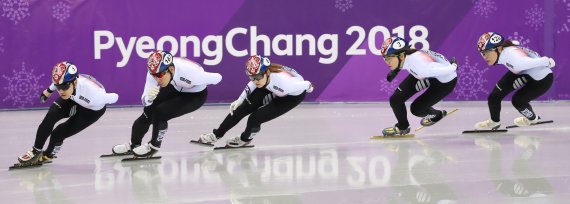 한국 쇼트트랙 대표팀이 20일 여자 3000m 계주 결승을 비롯해 남자 500m와 여자 1000m 예선을 치른다. 한국선수단이 목표로 내세운 금메달 8개, 은메달 4개, 동메달 8개, 종합순위 4위를 달성하기 위해선 쇼트트랙에서 '금맥'이 터져야 한다. 연합뉴스