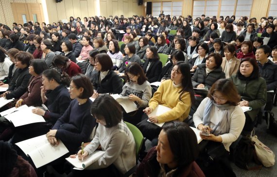 경남도교육청은 10일 밀양시청에서 지역 고교생 및 학부모를 대상으로 대입설명회를 열고 대입 수시모집 과정에서 학생부 위주 전형이 확대된데 따른 학생·학부모들의 학생부종합전형에 대한 궁금증 해소 및 대처 방안을 모색하는 시간을 갖고 있다. /사진=연합 지면화상