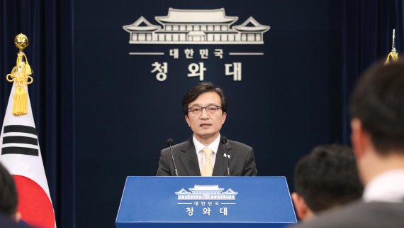 김의겸 청와대 대변인이 20일 춘추관에서 한국GM의 군산공장 폐쇄 결정과 관련한 대책을 발표하고 있다. /사진=연합뉴스