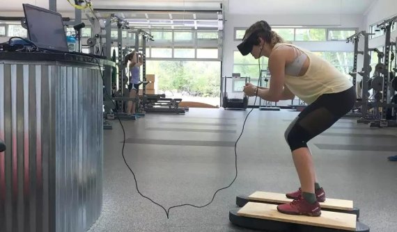 미국 스키대표팀의 로렌 로스가 가상현실(VR)을 활용해 훈련을 하고 있다.