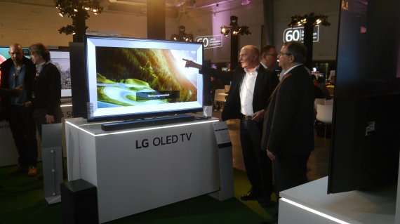 LG전자가 20일(현지시간) 독일 쾰른에서 개최한 'LG 로드쇼' 도중 현지 거래선 관계자들이 올레드 TV 등 신제품을 살펴보고 있다.