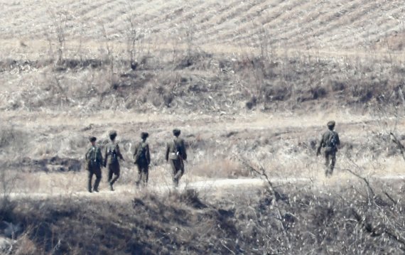 北 매체 "하늘길, 바다길, 땅길 열려..북남관계 우리민족끼리 해결"