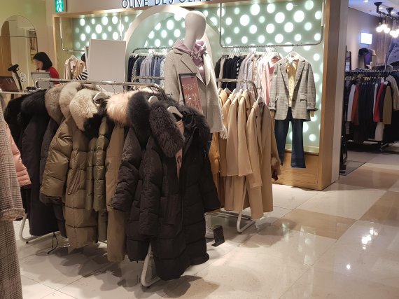 절기로 우수를 지나 봄의 길목에 들어섰는 데도 21일 서울 소공동 롯데백화점 본점의 여성의류 매장에 패딩 등 겨울 패션 상품군이 진열돼 있다.