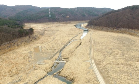 지난 2018년 2월 가뭄으로 말라버린 울산 대곡댐 상류의 모습. /사진=연합뉴스