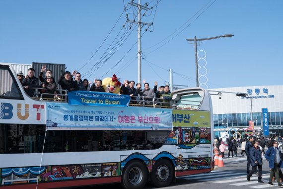 21일 강릉 시내에서 부산시티투어버스 시승체험이 진행됐다. 오후 12시부터 6시까지 1시간 간격으로 운영된 시승체험에는 매회 만석을 기록하는 등 큰 인기를 끌었다.