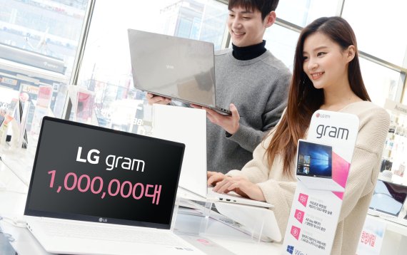 LG전자의 울트라 슬림 노트북 '그램'이 누적 판매량 100만대를 돌파했다. 모델들이 사진촬영을 하고 있다.