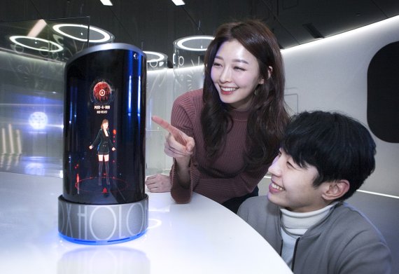 SK텔레콤은 21일 서울 을지로 사옥에서 인공지능(AI) 홀로그램 캐릭터가 적용된 홀로박스를 시연했다. 홀로박스는 세계 최대 모바일 전시회 '모바일 월드 콩그레스(MWC) 2018'에서 공개된다.
