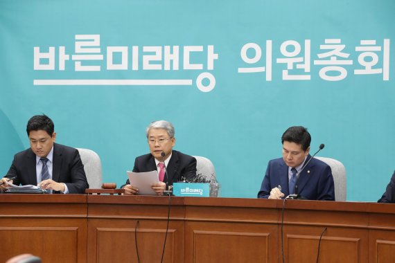 바른미래당 김동철 원내대표(가운데)가 22일 오전 국회에서 열린 의원총회에서 발언하고 있다.