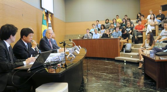 서기석 헌법재판관(왼쪽 두번째)이 지난 19일(현지시간) 브라질 상파울루대학교 로스쿨에서 '한국 헌법재판의 역사와 제도, 그리고 주요 결정들'을 주제로 한 특별강연을 하고 있다.