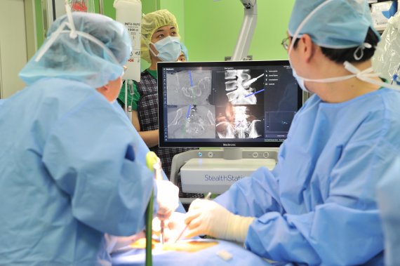 세브란스병원 신경외과 김긍년 교수(왼쪽)가 네비게이션으로 수술부위의 영상을 실시간으로 확인하며 수술하고 있다.