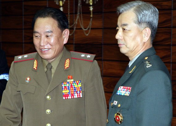북한 김영철 노동당 부위원장 겸 통일전선부장(왼쪽)