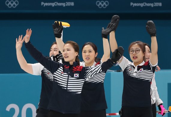 23일 오후 강원 강릉컬링센터에서 열린 2018평창동계올림픽 여자 컬링 준결승전에서 일본을 꺾고 결승에 진출한 한국 선수들이 기뻐하고 있다. 사진=연합뉴스