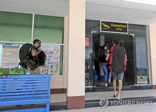 유엔 및 국제비정부기구(INGOs) 소속 직원들이 지난해 8월 28일 미얀마 서부 라카인주 주도 시트웨의 시트웨공항 출국장으로 들어가고 있다. 지난해 8월 25~27일 로힝야족 반군인 아라칸 로힝야 구원군(ARSA)가 시트웨 경찰초소를 공격해 정부군이 맞대응하는 과정에서 반군 80명을 비롯해 법집행 관료 11명, 공무원 1명, 시민 11명 등이 사망했다.EPA연합뉴스