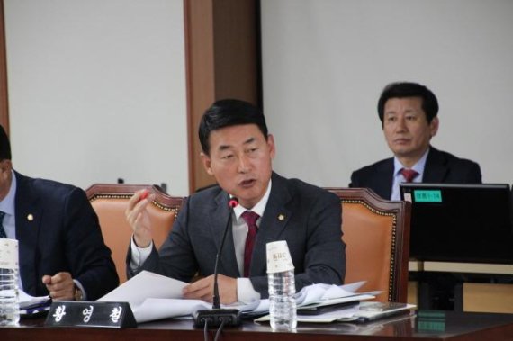 25일 황영철(홍천·철원·화천·양구·인제) 자유한국당 의원은 국방부의 군 적폐청산위원회가 권고한 군위수지역 해제 방침 철회를 촉구한다 고 밝혔다.
