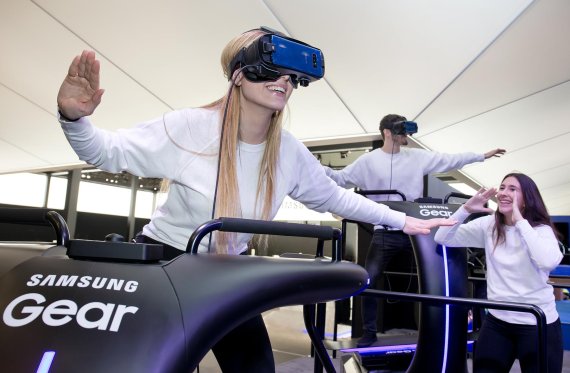 '모바일 월드 콩그레스(MWC) 2018' 삼성전자 전시장에서 모델들이 '기어 VR'을 체험하고 있다