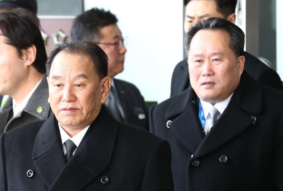 북한 김영철 노동당 중앙위원회 부위원장 겸 통일전선부장(왼쪽)