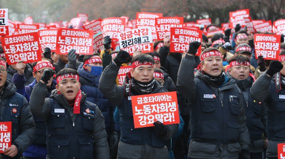 금속노조 금호타이어지회.비정규직지회 조합원들이 26일 서울 여의도 산업은행 앞에서 임금삭감,정리해고 등에 반대하는 상경투쟁을 벌이며 구호를 외치고 있다. 연합뉴스