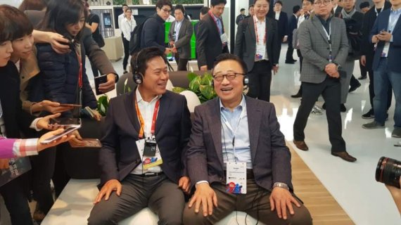 '모바일 월드 콩그레스(2018)' 행사장의 삼성전자 부스에서 고동진 삼성전자 무선사업(IM)부문 사장(오른쪽)과 박정호 SK텔레콤 사장이 부스 투어를 하고 있다.