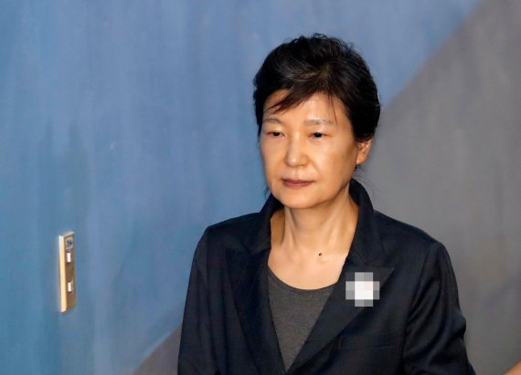 "헌정질서 유린" 검찰, 朴 징역 30년 구형..崔보다 높아