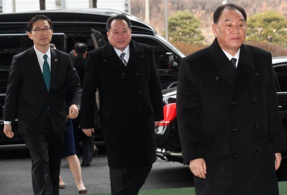 김영철 북한 노동당 중앙위원회 부위원장 겸 통일전선부장(오른쪽)과 리선권 조국평화통일위원회 위원장이 27일 경기 파주시 남북출입사무소로 들어서고 있다.왼쪽은 천해성 통일부 차관 /사진=사진공동취재단·연합뉴스