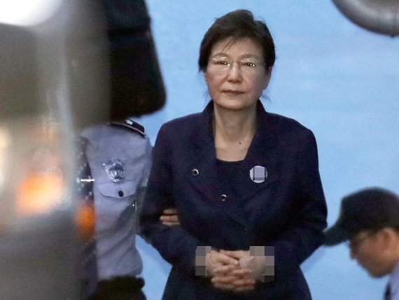 박근혜 30년 구형…與 "당연한 결과" vs 野 "잔인하다"