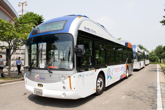 경북 구미시가 2014년 3월 세계 최초로 도입, 운영 중인 무선충전 전기버스.