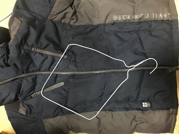 패딩을 완전 건조후에는 뭉친 충전재(오리털)를 골고루 펴 주기 위해, 옷걸이나 페트병을 이용해 가볍게 두드려준다. /사진=용환오 기자