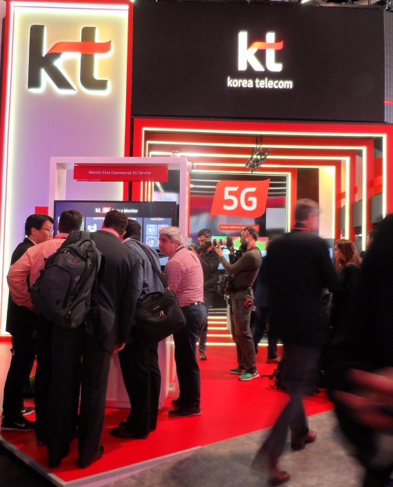 KT는 GSMA 공동주제관인 ‘이노베이션 시티’에서 ‘세계 최초 5G, KT를 경험하라’를 주제로 5G 기술 및 융합 서비스를 선보였다. 관람객들로 붐비는 KT 전시부스 전경. /사진=김미희 기자