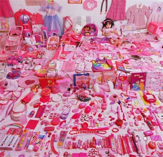 핑크색(분홍색)의 장난감과 학용품. /사진=사진작가 윤정미씨의 '핑크 프로젝트_서우와 서우의 핑크색 물건들'