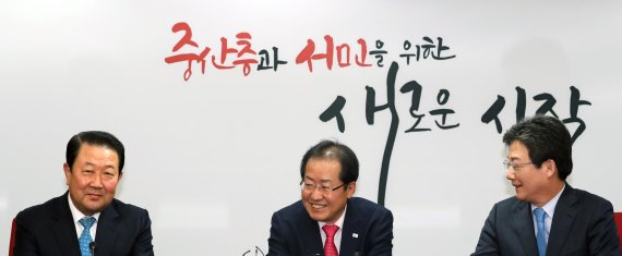 자유한국당 홍준표 대표(가운데)가 지난 23일 오전 서울 여의도 자유한국당 당사에서 바른미래당 박주선(왼쪽)·유승민 공동대표를 접견, 면담하고 있다. /사진=연합뉴스