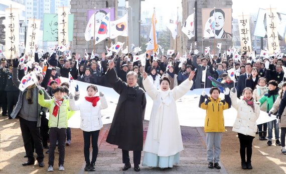 문재인 대통령 내외가 1일 오전 서울 서대문형무소 역사관에서 열린 제99주년 3.1절 기념식을 마친 뒤 참석자들과 함께 독립문까지 행진한 뒤 만세 삼창을 하고 있다. 연합뉴스