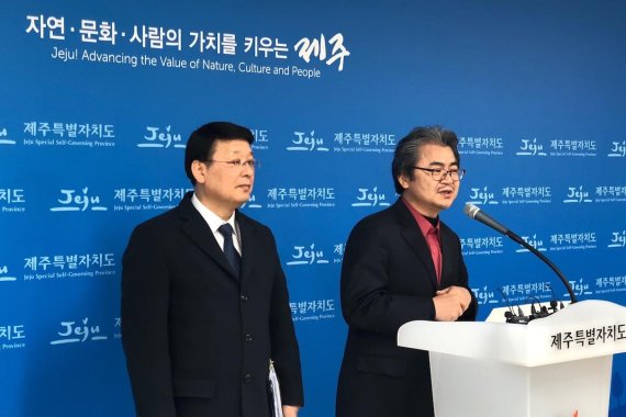 오정훈 제주도 교통환경국장(왼쪽)과 황경수 제주대학교 산학협력단 교수가 2일 오전 제주도청에서 ‘차량증가에 따른 수용능력 분석 및 수급관리 법제화’ 용역결과를 발표하고 있다.