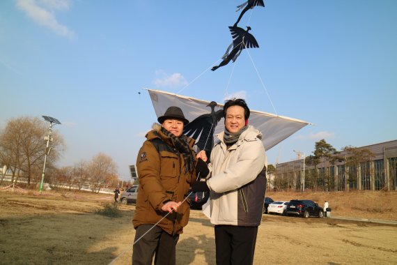 리기태 회장과 안민석 국회의원 삼족오 창작줄연 시연