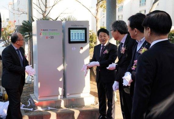 지난 2월26일 1개의 충전기로 전기자동차(EV) 20대를 급·완속 충전할 수 있는 세계 첫 지능형 EV 멀티충전소가 제주도에 구축됐다. /사진=fnDB