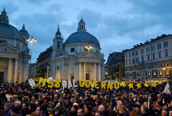 이탈리아 로마에서 2일(현지시간) 오성운동(M5S) 지지자들이 'M5S를 정부로! 라고 적힌 팻말을 들고 행진하고 있다.AFP연합뉴스