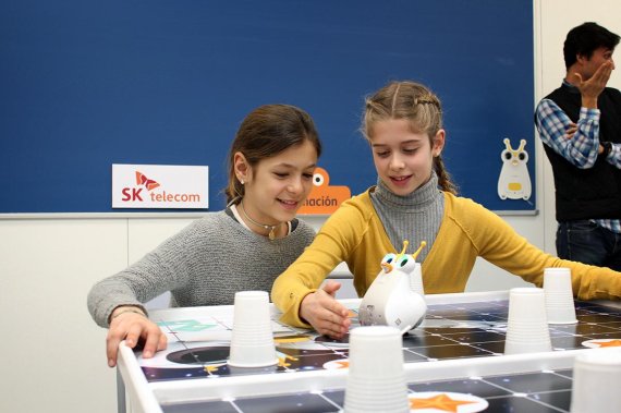 지난 1일(현지시간) 스페인 바르셀로나에 위치한 '라 살 보나노바' 초등학교 학생들이 스마트 코딩로봇 '알버트'를 이용해 코딩 교육을 받고 있다. /사진=SK텔레콤