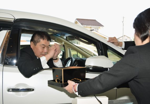 지난해 12월 일본 나가노현 우에다시의 '드라이브 스루(Drive-Thru) 장례식장'에서 업체측이 조문하는 시범을 보이고 있다. 연합뉴스