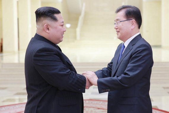 정의용 수석특사가 지난 5일 오후 평양에서 김정은 북한 노동당 위원장을 만나 악수를 하고 있다. 청와대 제공.